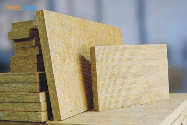 Lớp bông khoáng bên trong panel có cấu trúc sợi đan xen tạo độ bền cơ học