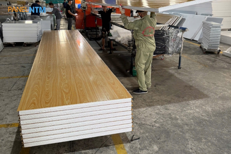 Kho xưởng panel NTM cung cấp panel vân gỗ cách nhiệt số lượng lớn
