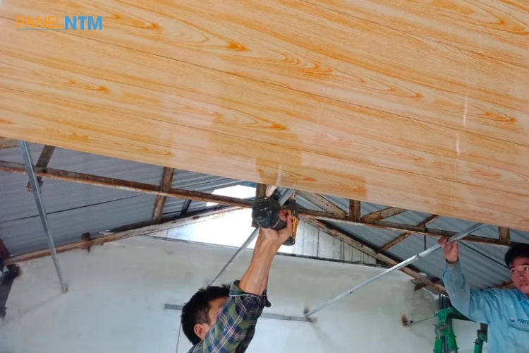 Hướng dẫn thi công trần tôn xốp chuẩn kỹ thuật - đảm bảo an toàn