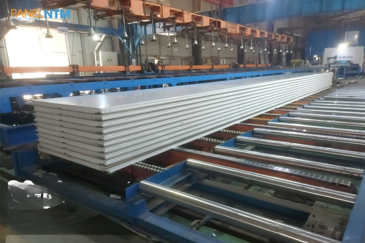 Từng giai đoạn sản xuất panel cách nhiệt đều được giám sát chặt chẽ