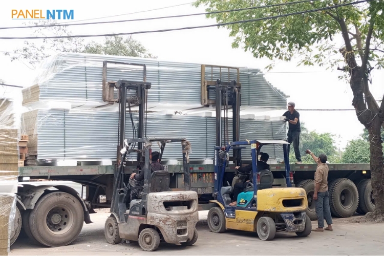 Sử dụng hệ thống xe nâng và xe cẩu chuyên dụng để vận chuyển panel