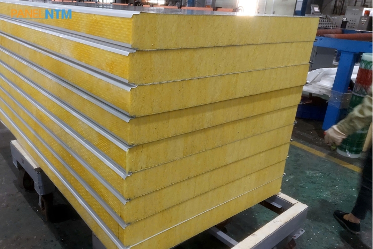 Lõi bông thủy tinh làm panel kho lạnh